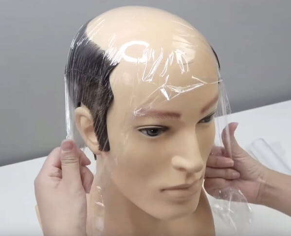 Folie wird auf Kopf gelegt