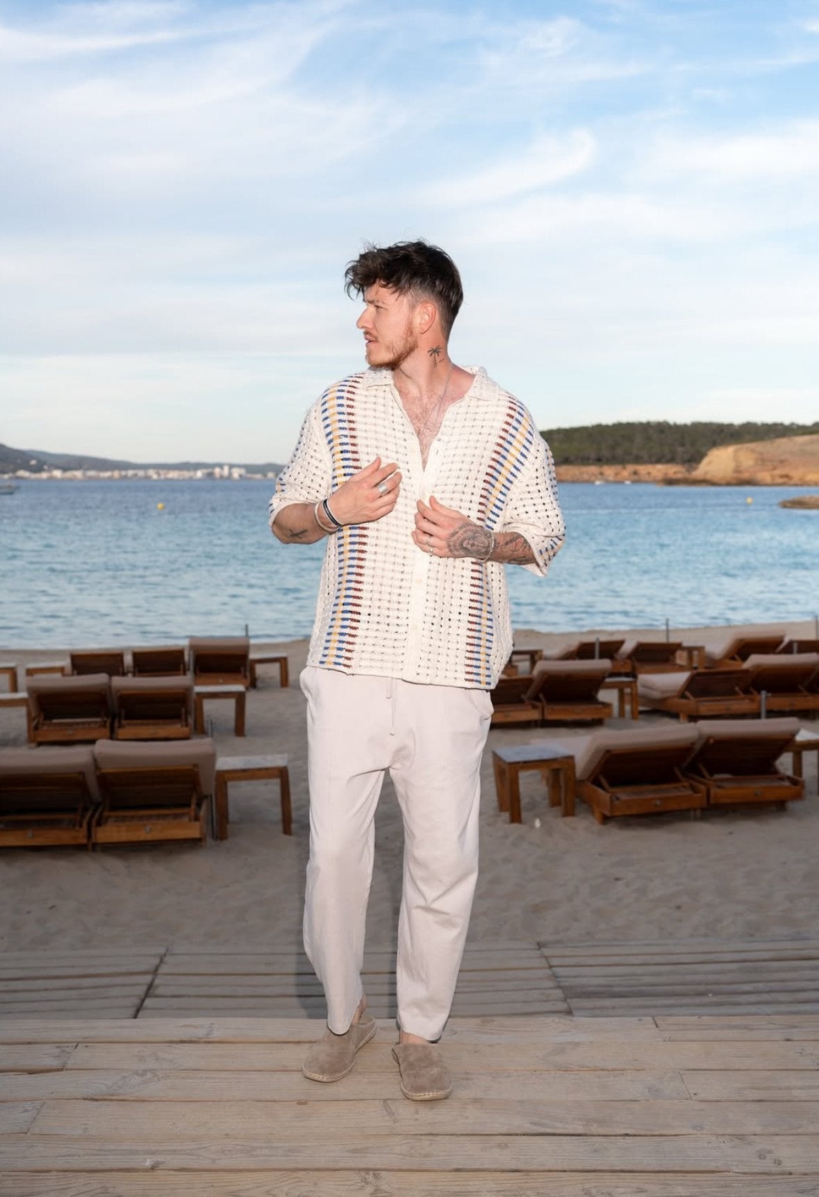 Model posiert mit einem Haarteil am Strand
