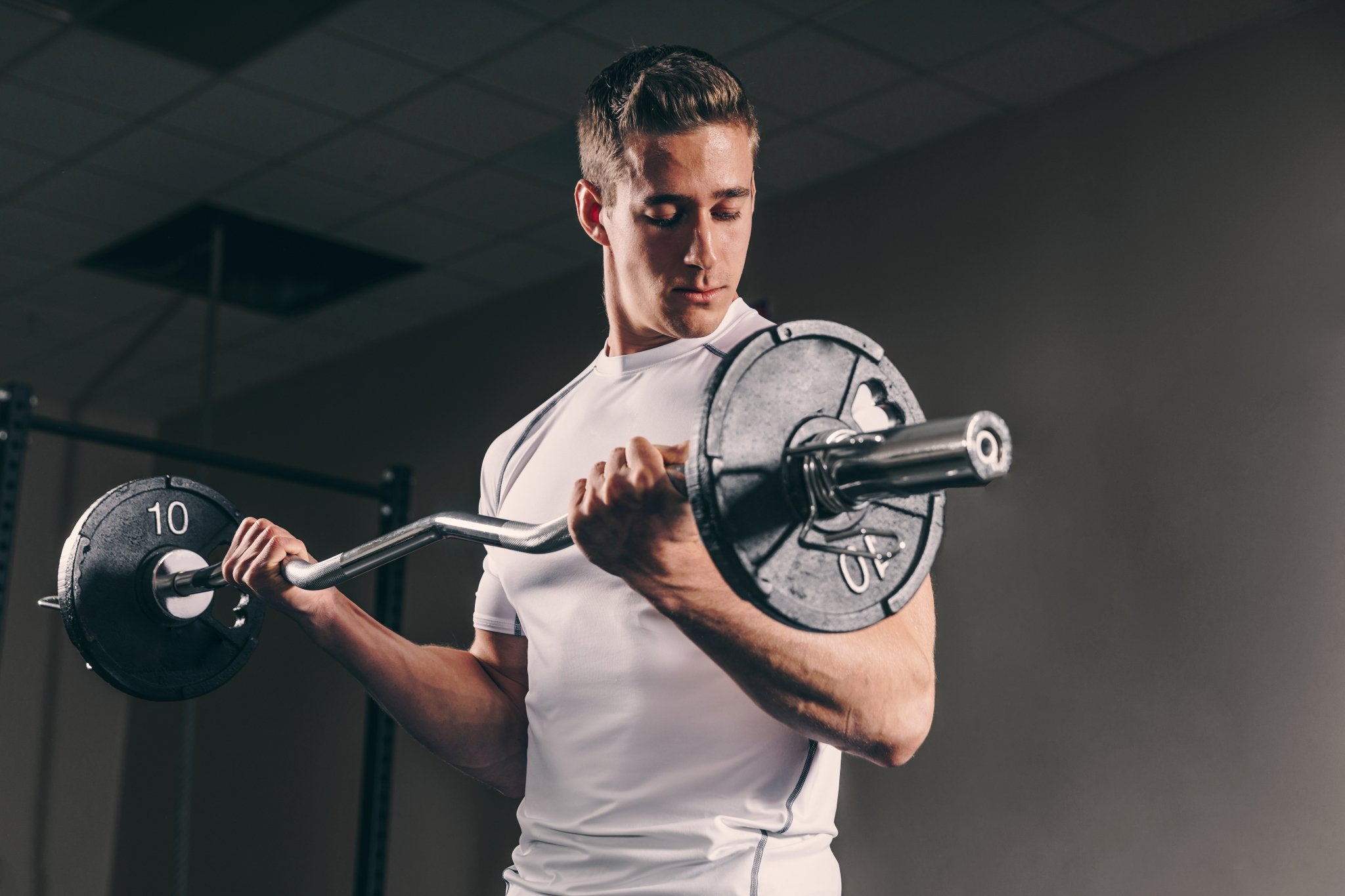 Mann mit Haarteil im Fitnessstudio