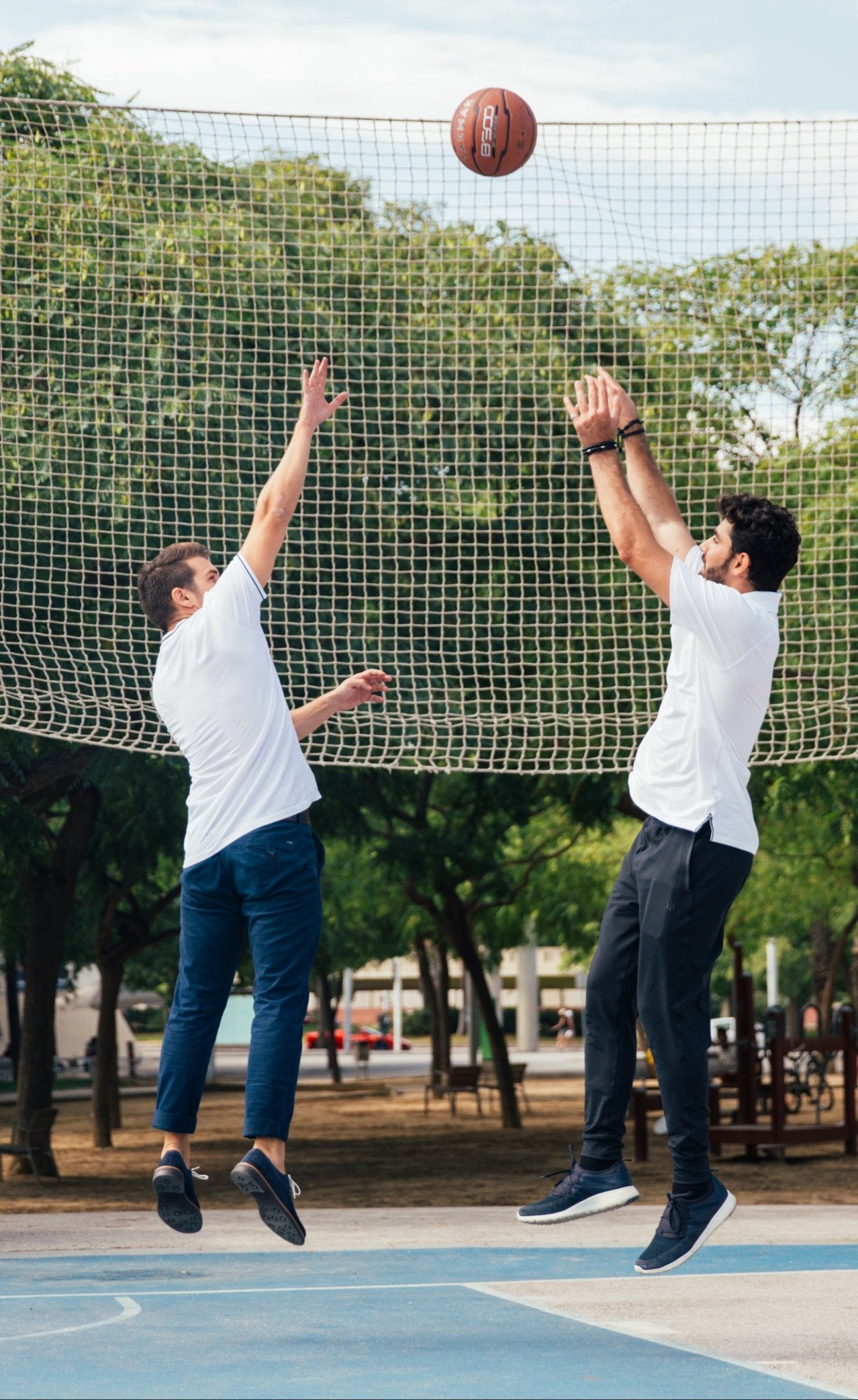 Zwei Männer spielen Basketball